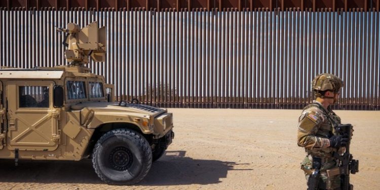 EE.UU. creará dos nuevas zonas militares en su frontera con México