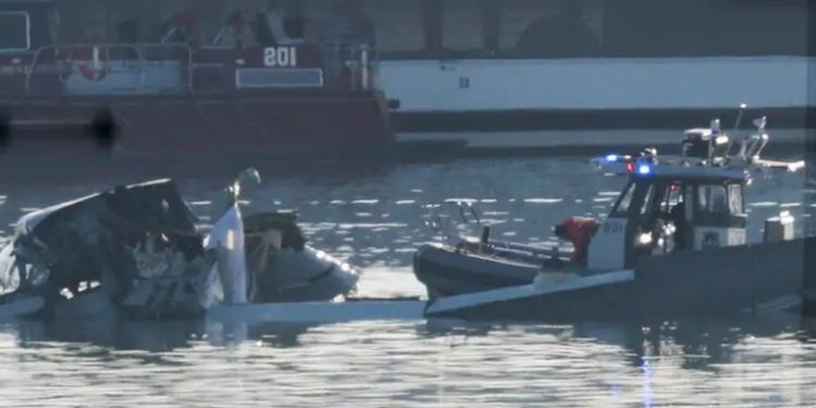 EE. UU.: descartan que haya sobrevivientes de choque aéreo