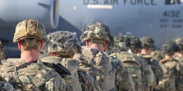 EE.UU. empieza el traslado de una fuerza militar adicional a Europa en medio de tensiones por Ucrania