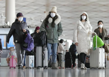 EE.UU. estudia restricciones a viajeros de China por aumento de COVID-19