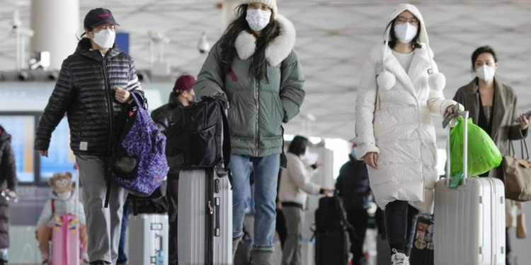 EE.UU. estudia restricciones a viajeros de China por aumento de COVID-19