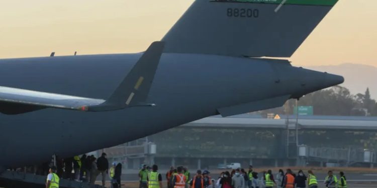 EE. UU. intensifica deportaciones con vuelos militares hacia Guatemala