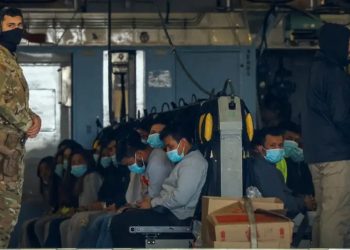 EE.UU. planea cárceles para migrantes en 10 bases militares