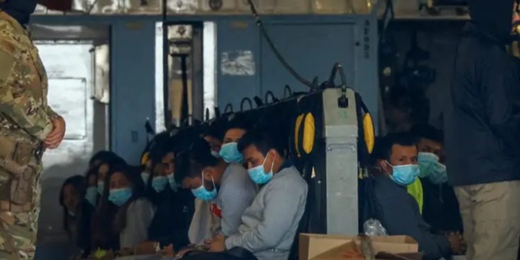 EE.UU. planea cárceles para migrantes en 10 bases militares