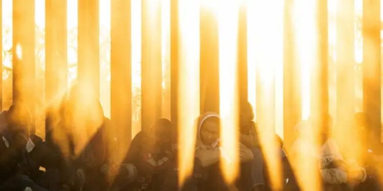 EE.UU. prevé cerrar frontera con México si está colapsada