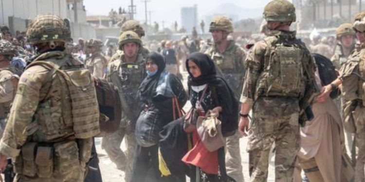 EE. UU. refuerza con vuelos comerciales su evacuación en Afganistán