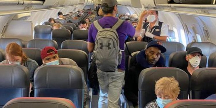 EE.UU. revoca orden de usar mascarillas en transporte público