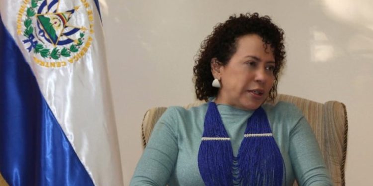 EE.UU. sanciona a la jefa de gabinete del presidente de El Salvador, Carolina Recinos