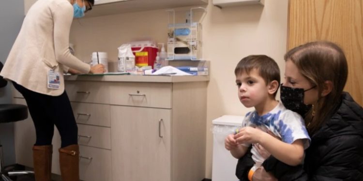 EEUU se prepara para vacunar contra COVID-19 a menores de 5 años