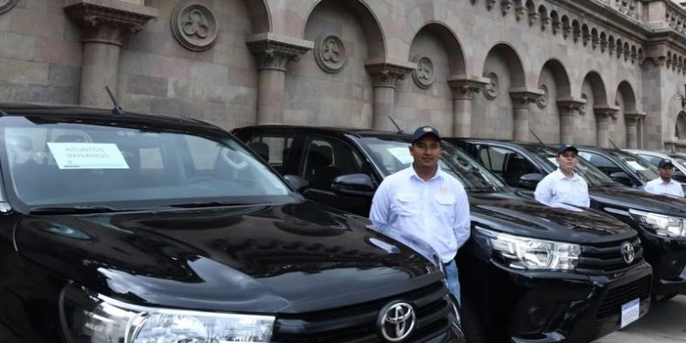 Ejecutivo Regula Uso de Vehículos Estatales para Funcionarios