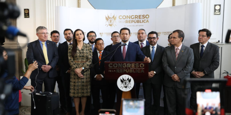 Ejecutivo respalda decisión del Congreso de anular aumento salarial a diputados