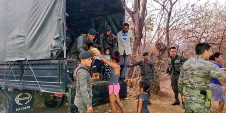 Ejército evacua a familias que fueron amenazadas por mara salvadoreña