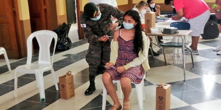 Ejército recibe donación de 112 mil jeringas para vacunación