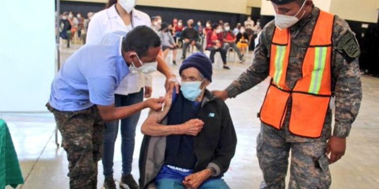 Ejército supera meta de vacunación