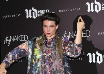 El actor Ezra Miller se declara culpable de un cargo menor por robar en casa de sus vecinos