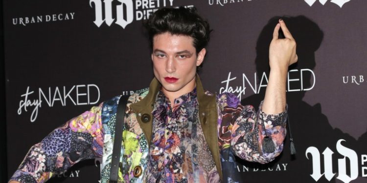 El actor Ezra Miller se declara culpable de un cargo menor por robar en casa de sus vecinos
