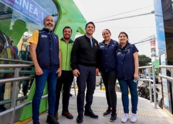 El alcalde Ricardo Quiñónez visitó una de las recién construidas paradas del Transmetro