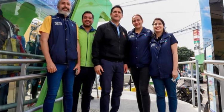 El alcalde Ricardo Quiñónez visitó una de las recién construidas paradas del Transmetro