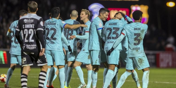 El Barça esquiva el precipicio y despierta del sueño copero a Unionistas