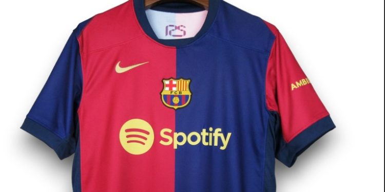 El Barcelona presenta su nueva 'piel', con homenaje incluido a la primera camiseta de su historia
