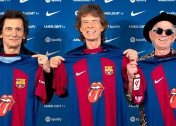 El Barcelona saca la lengua en el Clásico así es la nueva camiseta con el logo de los Rolling Stones.