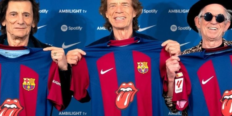 El Barcelona saca la lengua en el Clásico así es la nueva camiseta con el logo de los Rolling Stones.