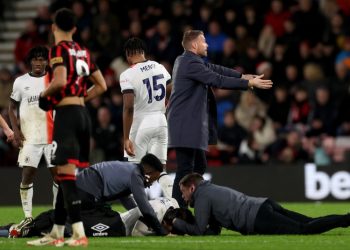 El capitán de un equipo de la Premier League colapsa en pleno partido