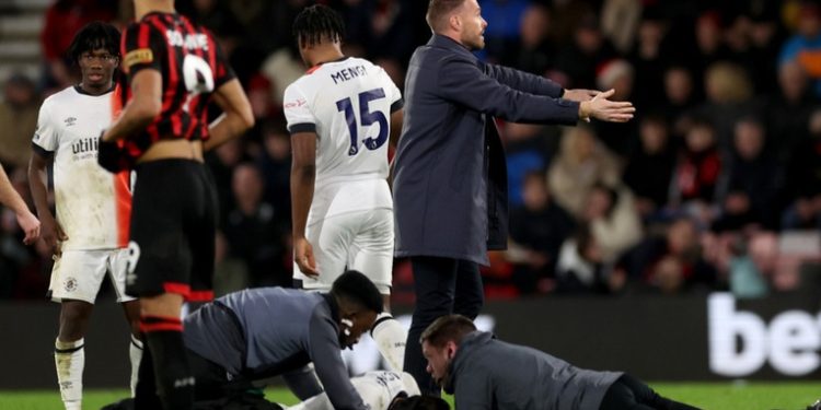El capitán de un equipo de la Premier League colapsa en pleno partido