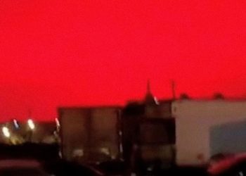 El cielo se tiñe de rojo en una ciudad de China causando pánico entre los residentes
