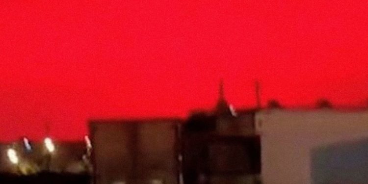 El cielo se tiñe de rojo en una ciudad de China causando pánico entre los residentes