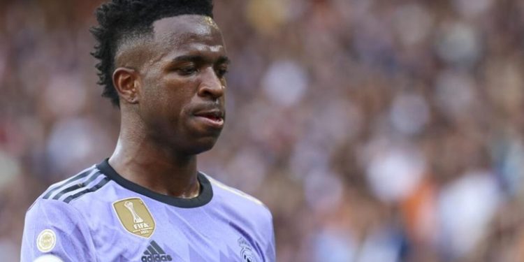 El Comité de Competición deja sin sanción la roja a Vinicius y cierra parcialmente Mestalla