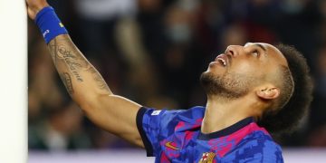 El delantero del Barcelona Aubameyang es golpeado y encañonado por ladrones encapuchados en su propia casa