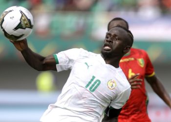 El delantero senegalés Sadio Mané pierde el conocimiento al chocar con un rival (VIDEO)