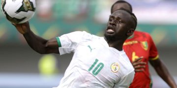 El delantero senegalés Sadio Mané pierde el conocimiento al chocar con un rival (VIDEO)