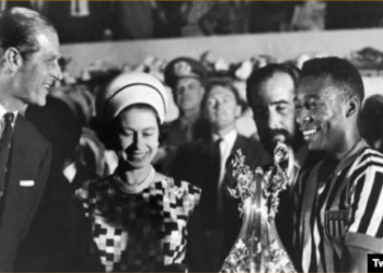 El dí­a en que la reina Isabel II coronó al rey Pelé