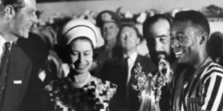 El dí­a en que la reina Isabel II coronó al rey Pelé