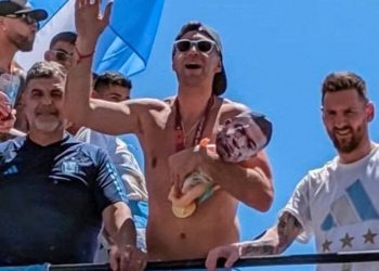 El 'Dibu' Martí­nez lleva en brazos un muñeco con la cara de Mbappé durante la caravana en Argentina