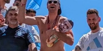 El 'Dibu' Martí­nez lleva en brazos un muñeco con la cara de Mbappé durante la caravana en Argentina