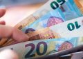 El dinero sí aumenta la felicidad, asegura estudio firmado por Nobel de Economía