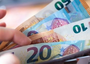 El dinero sí­ aumenta la felicidad, asegura estudio firmado por Nobel de Economí­a