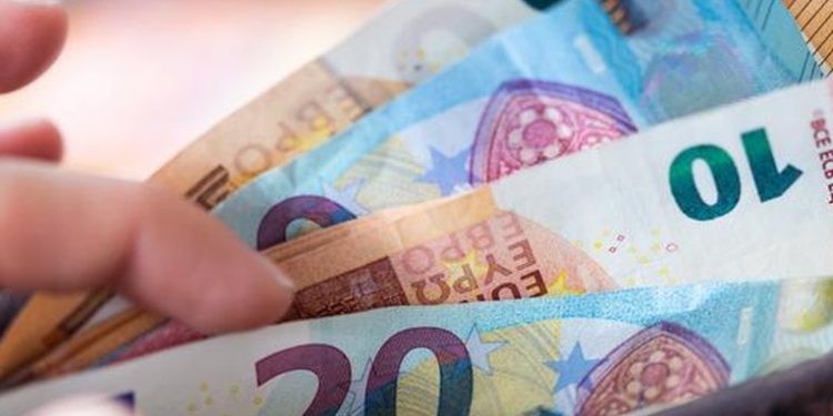 El dinero sí aumenta la felicidad, asegura estudio firmado por Nobel de Economía