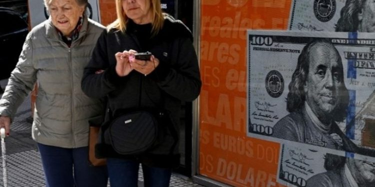 El dólar paralelo en Argentina alcanza un nuevo pico máximo de cotización tras el debate presidencial