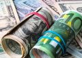 El dólar supera el valor del euro por primera vez en 20 años