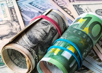El dólar supera el valor del euro por primera vez en 20 años