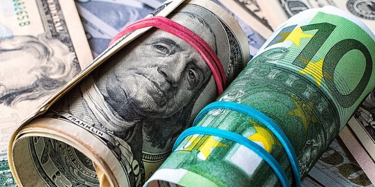El dólar supera el valor del euro por primera vez en 20 años