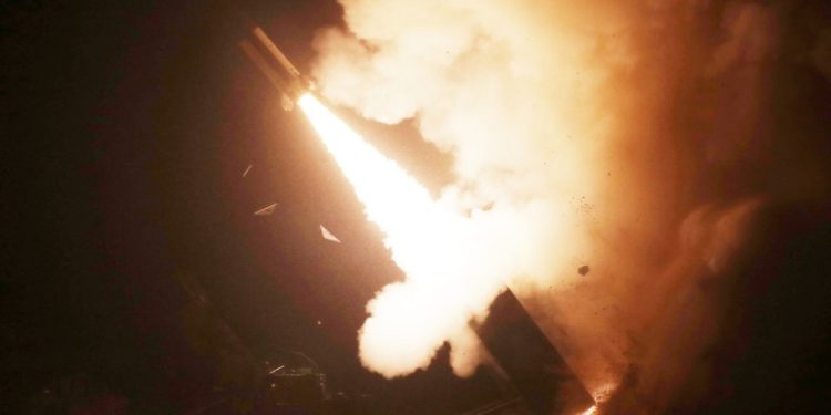 El Ejército de EE.UU. está listo para enviar misiles ATACMS a Ucrania una vez que Biden lo apruebe