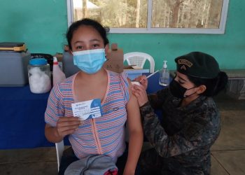 El ejército de Guatemala apoya con la vacunación e hisopados en apoyo al Ministerio de Salud