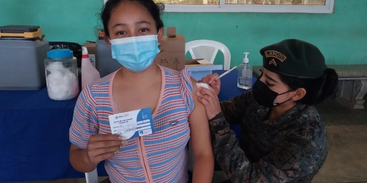 El ejército de Guatemala apoya con la vacunación e hisopados en apoyo al Ministerio de Salud
