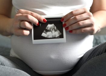 El embarazo puede despertar virus antiguos en el ADN, según un estudio