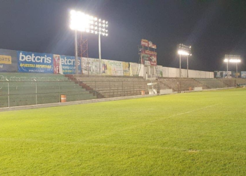 El estadio Pensativo se ilumina